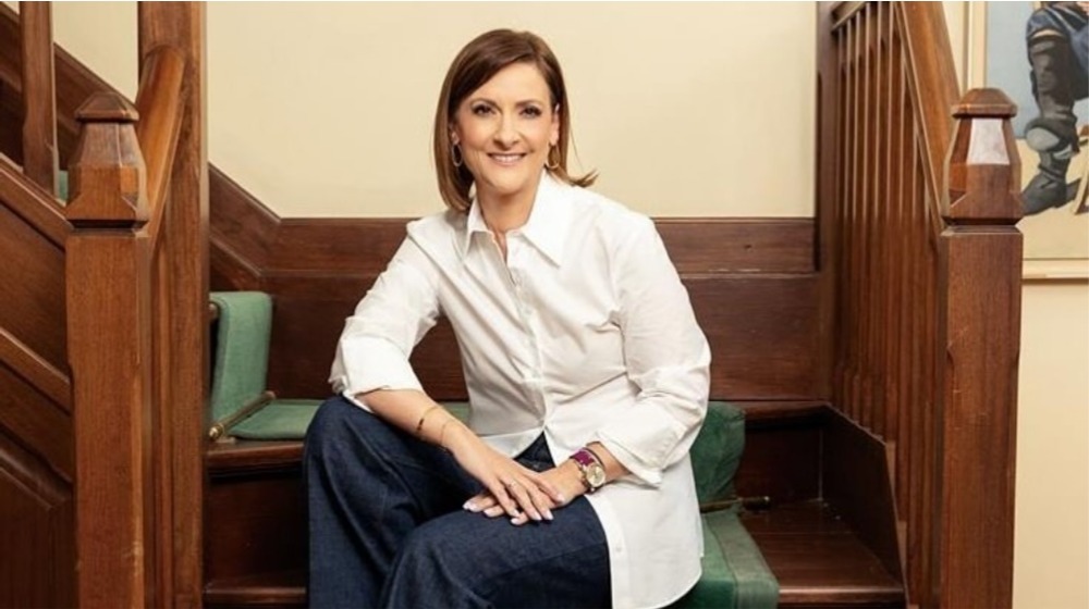 Φιλίππα Καρσερά: Την είδαμε να στολίζει το χριστουγεννιάτικο δέντρο στο Προεδρικό Μέγαρο [εικόνα]